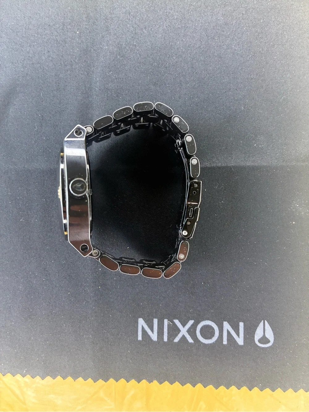 Nixon all black